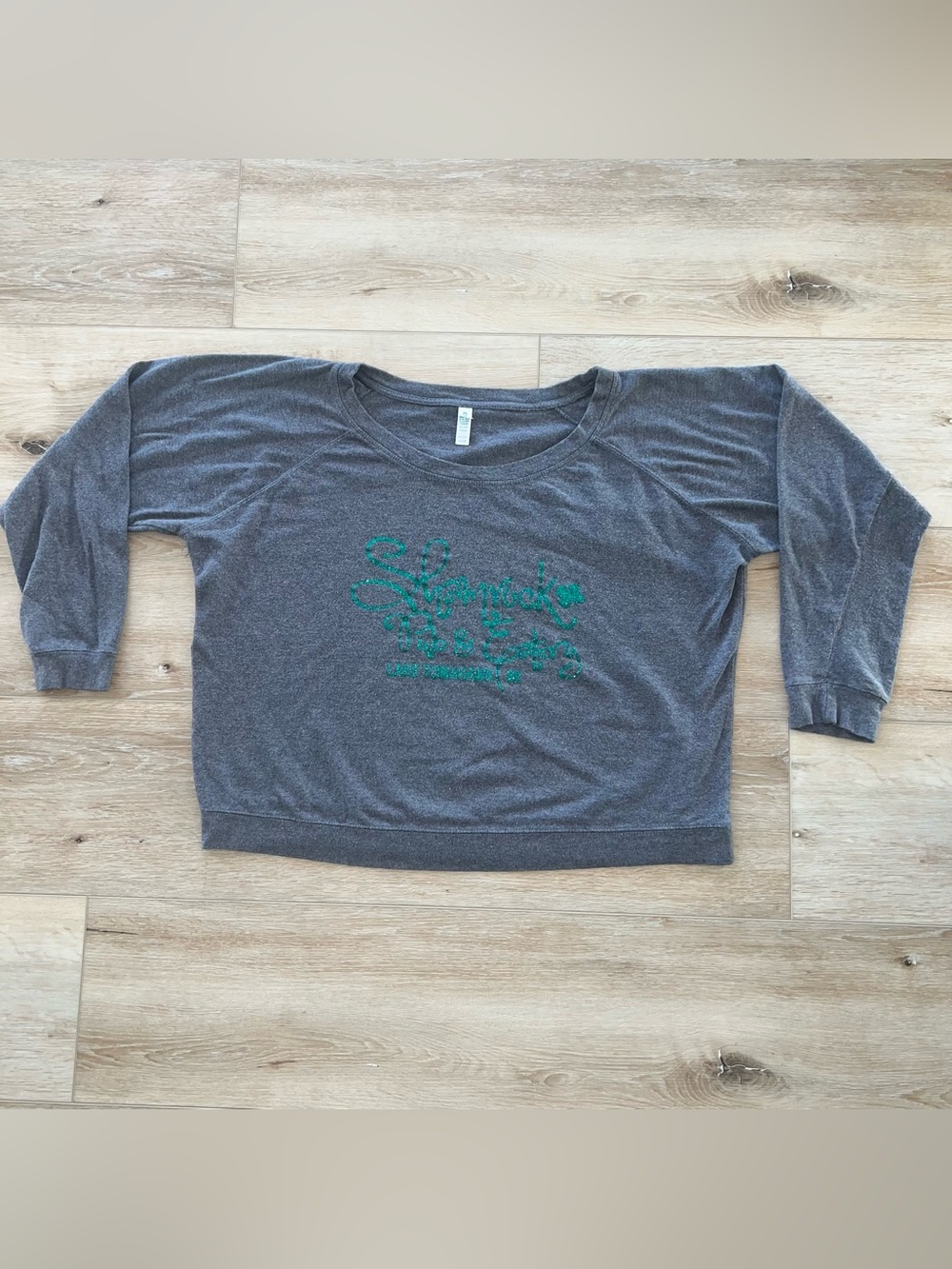VNTG Shamrock Pub glitter graphic long sleeve crewneck